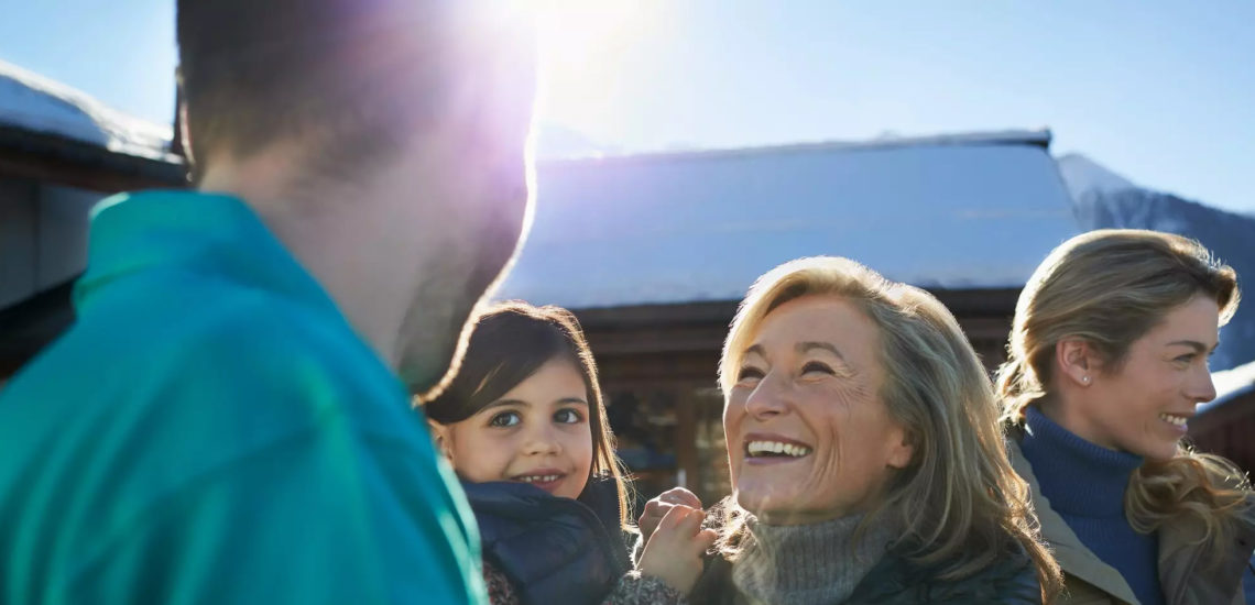 Club Med Peisey - Vallandry, en France - Photo d'une grande famille, souriant à pleine dents. 