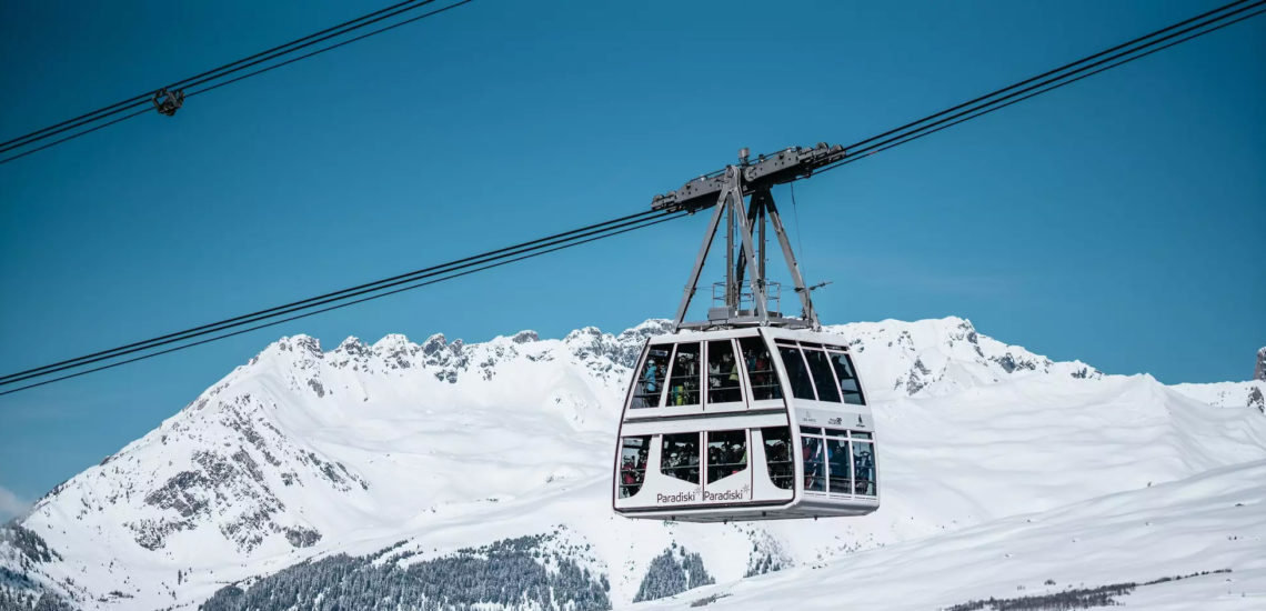 Club Med Peisey - Vallandry, en France - Photo du remonte pente Paradiski, en action, rempli de skieurs 