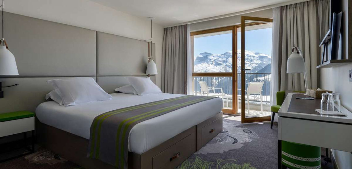 Club Med Samoëns, en France - Image de l'intérieur d'une chambre Deluxe, avec balcon