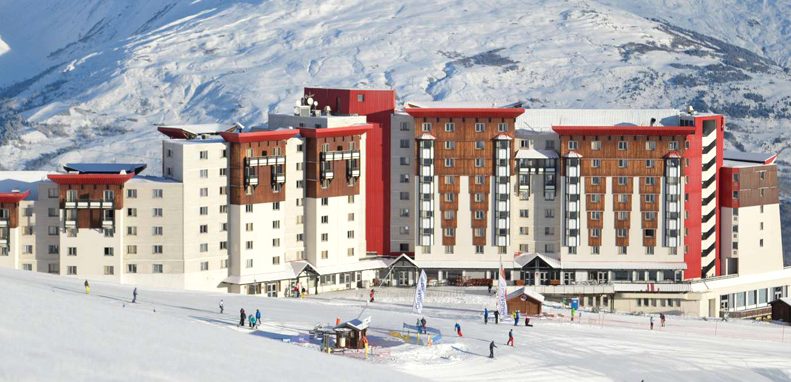 Club Med La Plagne 2100, France - Vue de l'extérieur du Clud Med à flanc de montagne