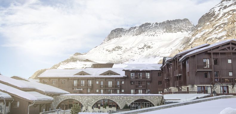 Club Med Val d'Isère, en France - Vue extérieure avec la montagne en arrière-plan, dans le jour. 