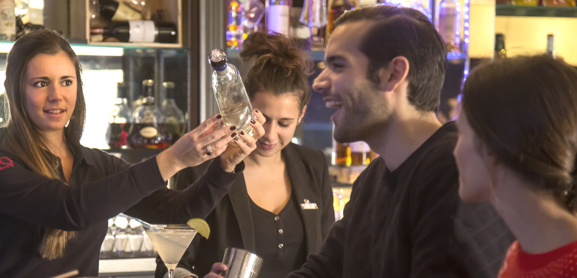 Club Med Val d'Isère. en France - Photo de plusieurs personnes au bar du Club Med