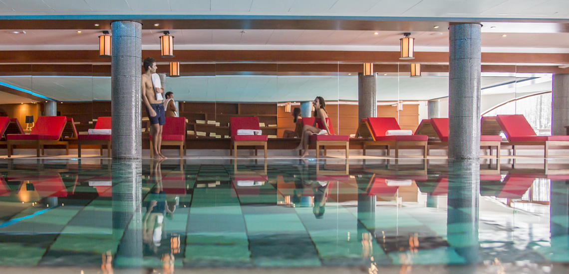 Club Med Val d'Isère, en France - Photo de la piscine du Club Med de jour 