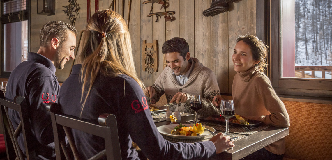 Club Med Val d'Isère, en France - Photo d'une tablée d'ami au restaurant