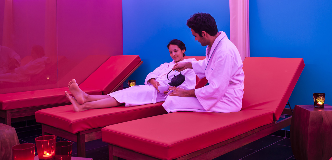 Club Med Val d'Isère, en France - Photo d'un couple en peignoir buvant un thé au Spa