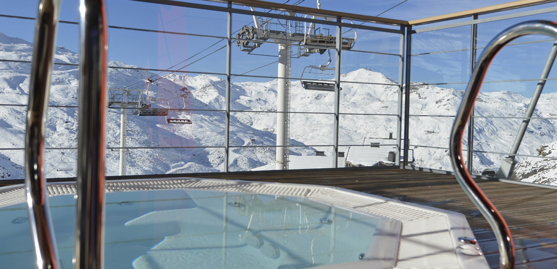 Club Med Val Thorens Sensations, France - Vue intérieure du spa avec vue sur la montagne