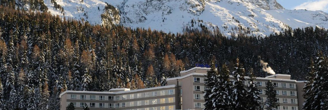 Club Med Saint-Moritz Roi Soleil, en Suisse - Façade extérieure d'un des bâtiments