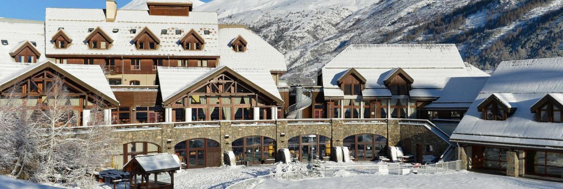 Club Med Serre-Chevalier, en France - Vue extérieure du Club Med à flanc de montagne