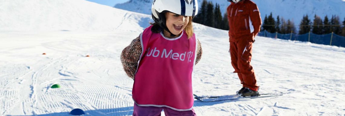 Club Med Serre-Chevalier, en France - Image d'une enfant apprenant à skier 