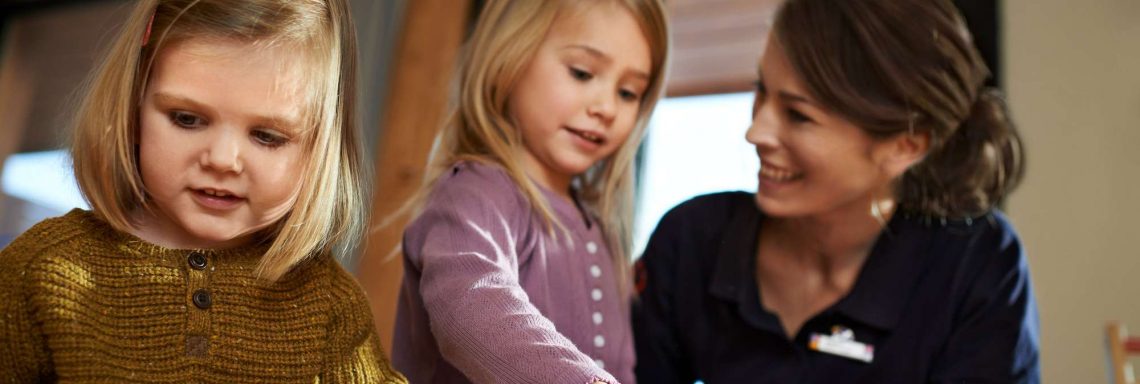 Club Med Serre-Chevalier, en France - Image d'une femme avec deux enfants qui jouent