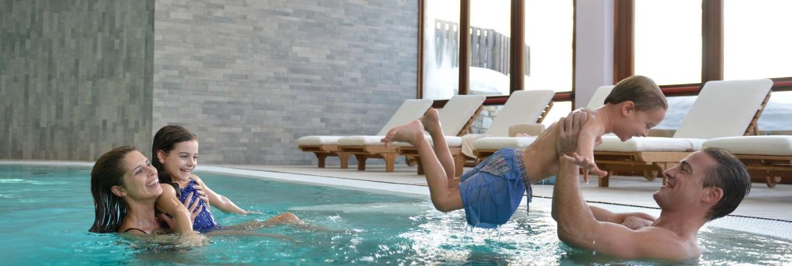 Club Med Serre-Chevalier, en France - Image d'une famille jouant dans la piscine intérieure 