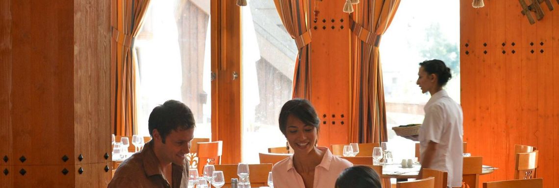 Club Med Serre-Chevalier, en France - Image d'une famille à table lors d'un repas au restaurant