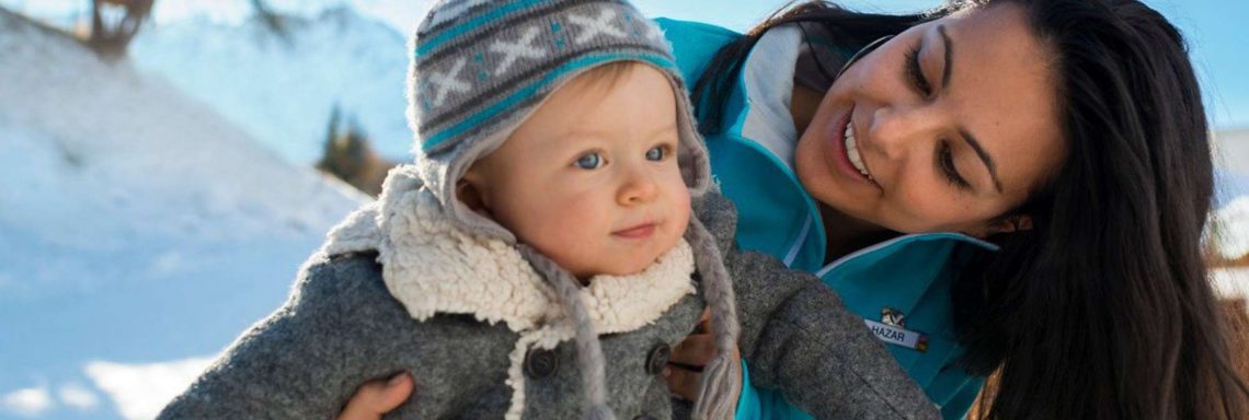 Club Med Serre-Chevalier, en France - Image d'une femme avec un enfant devant la montagne 