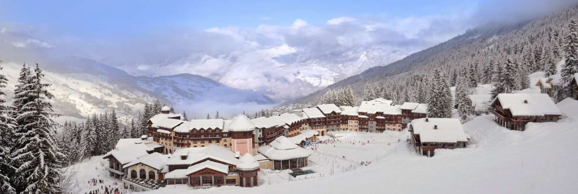 Club Med Valmorel, en France - Vue extérieure du Club Med enneigé