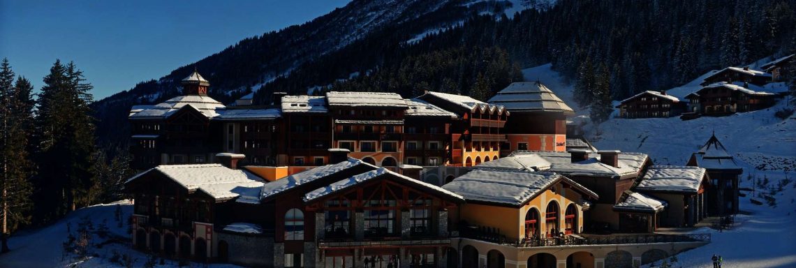 Club Med Valmorel, en France - Vue aérienne du Club Med enneigé