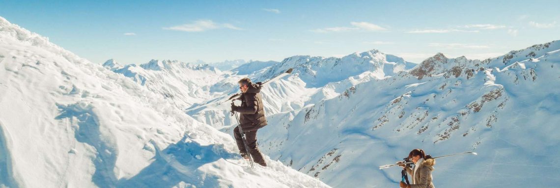 Club Med Valmorel, en France - Image de deux personnes faisant des raquettes dans un paysage enneigé