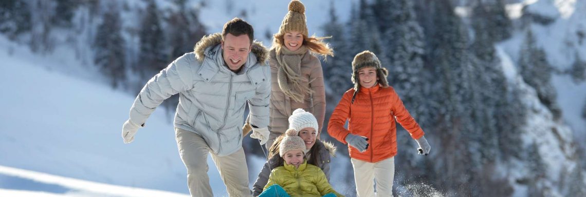 Club Med Valmorel, en France - Image d'une famille jouant dans la neige 