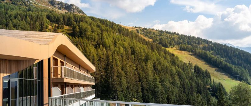 Vue extérieure de la terrasse du Club Med avec vue sur la montagne 