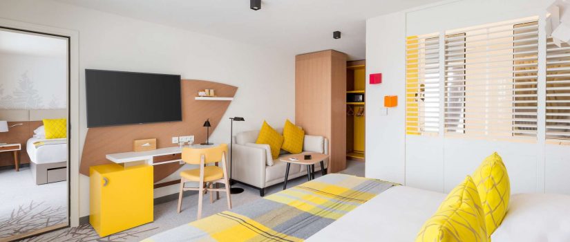 Vue intérieure d'une chambre double jaune 