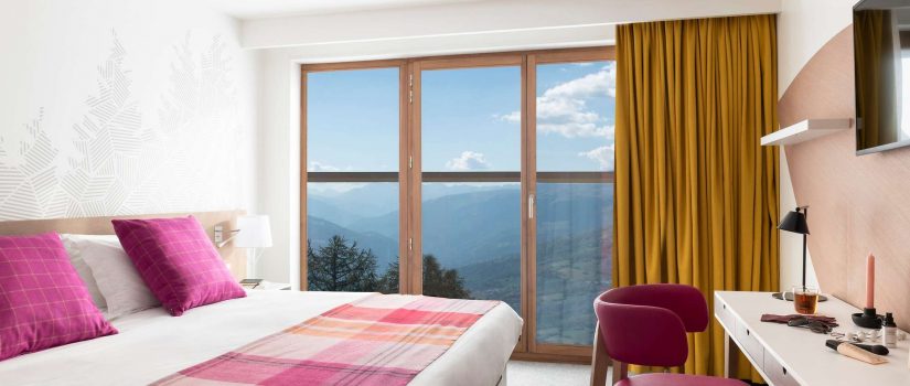 Vue intérieure d'une chambre double avec vue sur la montagne