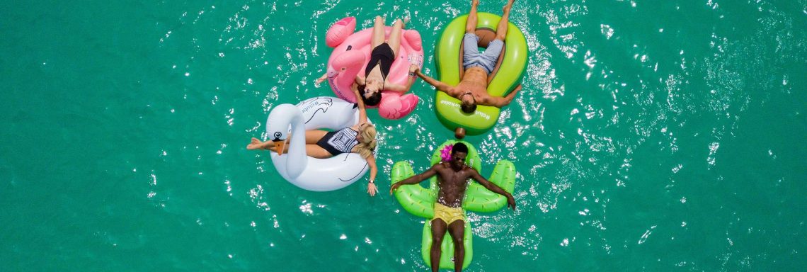 Image de personnes flottant sur l'eau en bouée. 