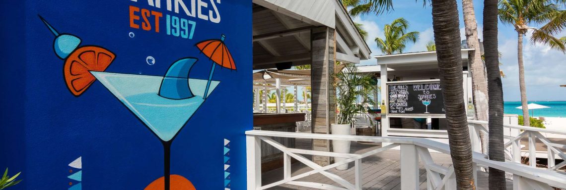 Ce snack-bar est situé au bord de la plage de sable blanc et à ciel ouvert. 