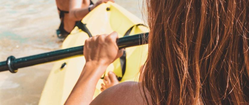 Deux femmes avec un kayak