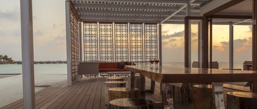 Club Med Kani, aux Maldives - Vue intérieur de la terrasse du bar à côté de la piscine extérieure.