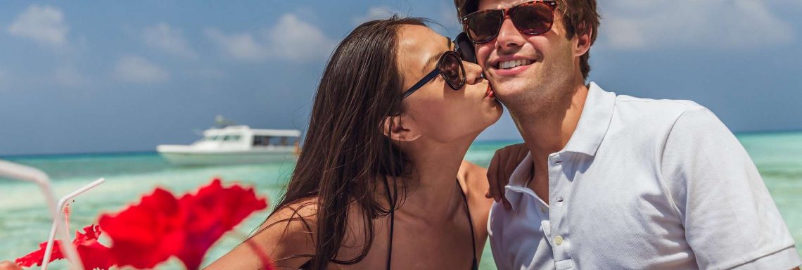 Club Med Villas de FInolhu, aux Maldives - Photo d'un couple au restaurant devant la lagune