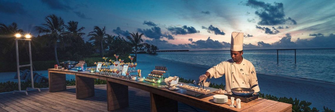 Club Med Villas de FInolhu, aux Maldives - Image d'un cuisiner devant le buffet extérieur devant l'océan Indien