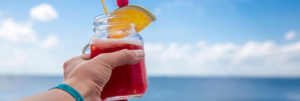 Club Med Kemer, en Turquie - Image de la main d'une personne tenant un verre d'alcool à la main face à la mer