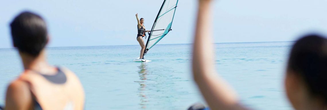 Club Med Kemer, en Turquie - Un homme fait de la planche à voile à distance du groupe