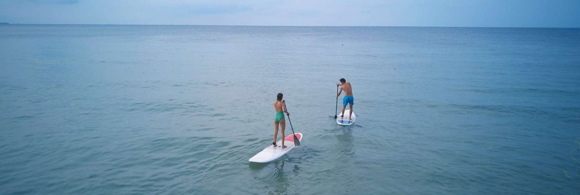 Club Med Kemer, en Turquie - Une couple faisant du paddle board en pleine mer. 