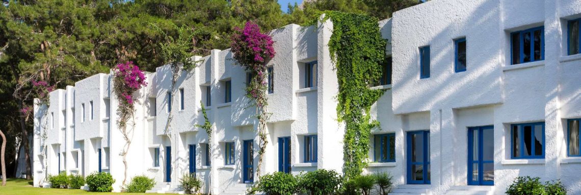 Club Med Kemer, en Turquie - Vue extérieure des habitations blanches du domaine