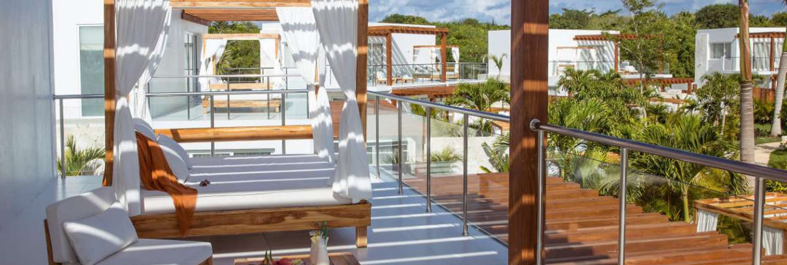 Club Med Punta Cana, en République Dominicaine - Vue de la terrasse modernisée en bois de du Jardin Zen