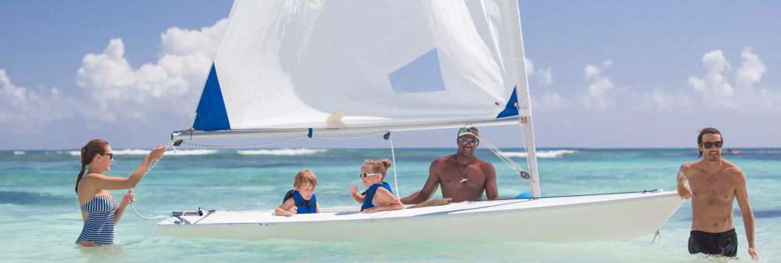 Club Med Punta Cana, en République Dominicaine - Une famille vient de terminer une activité de planche à voile dans la mer