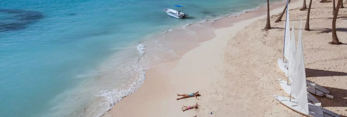 Club Med Punta Cana, en République Dominicaine - Des personnes profites du soleil couchés sur la plage