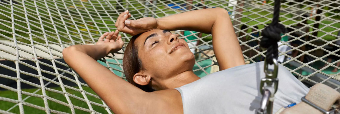 Club Med Sandpiper Bay, Floride- Une femme se détend dans le filet après un cours de trapèze