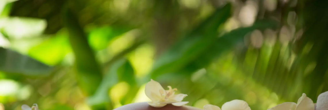 Une femme profite d'un massage exotique en plein air