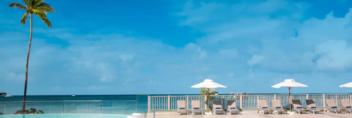 Vue de la piscine extérieure, faisant face à la mer 