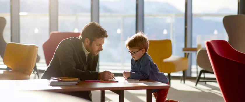 Club Med Arcs Panorama, en France - Un père joue avec son fils dans une des airs de détente