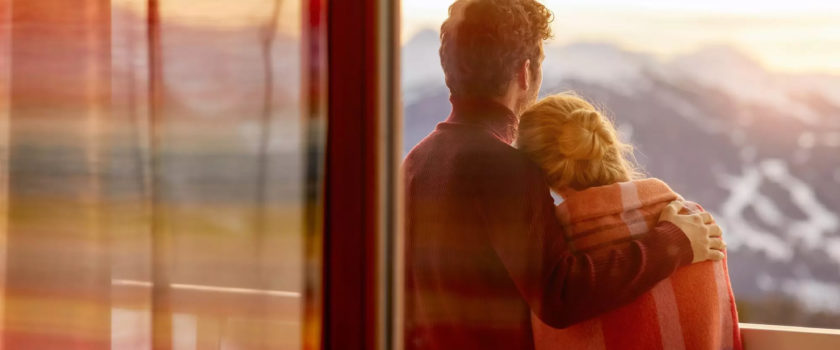 Club Med Arcs Panorama, en France - Image d'un couple sur leur terrasse extérieure