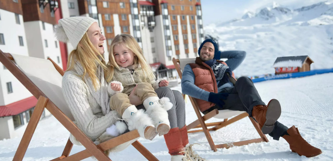 Club Med La Plagne 2100, France - Image d'une famille profitant d'une aire de détente extérieure, assis sur des chaises