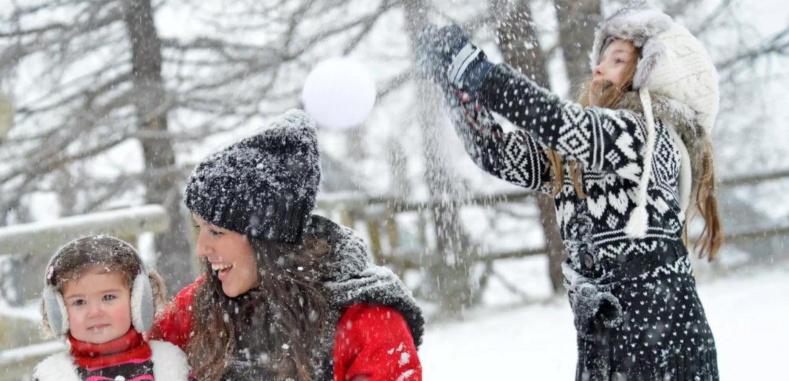 Club Med La Plagne 2100, France - Image d'une femme et deux jeunes filles s'amusant dans la neige