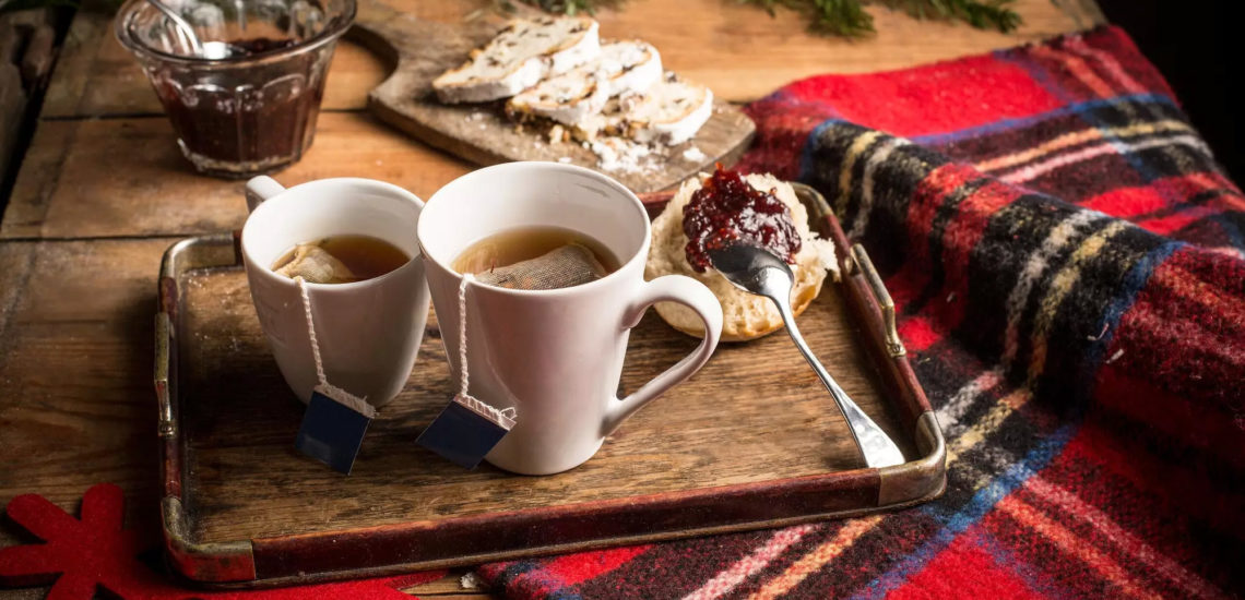 Club Med La Plagne 2100, France - Photo d'un plateau de desserts et boissons chaudes, déposé sur une table