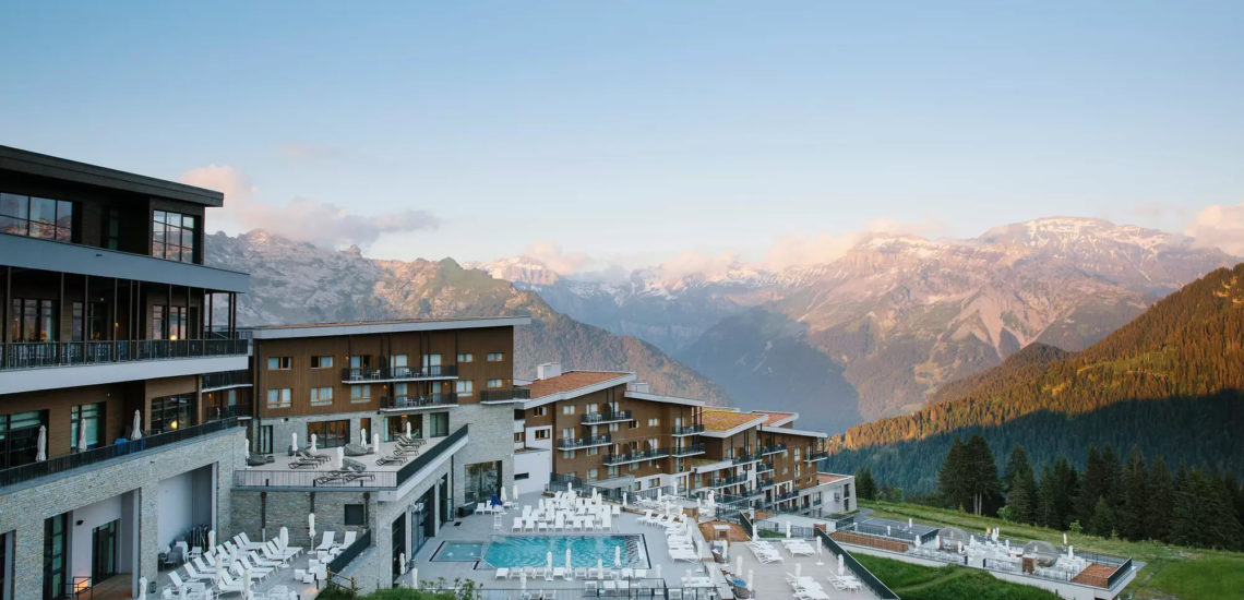 Club Med Samoëns, en France - Vue en aérienne, en biais, du complexe et de sa piscine