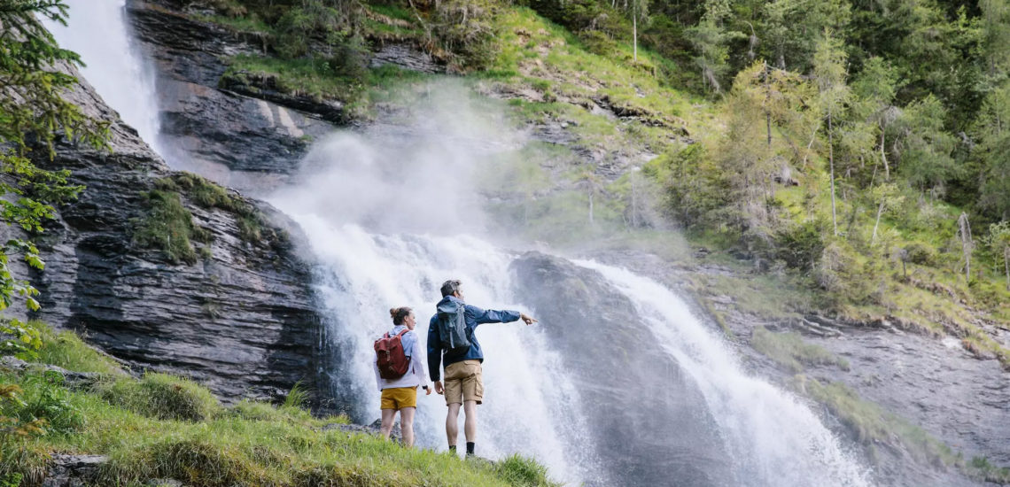 Club Med Samoëns, en France - Image d'un couple pratiquant un sports terrestres, à l'école de randonnées.