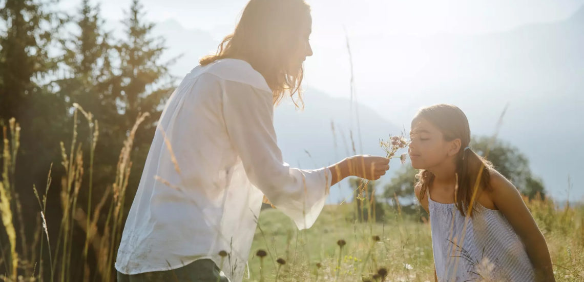 Club Med Samoëns, en France - Une mère et sa fille, dans un champs sentant des fleurs