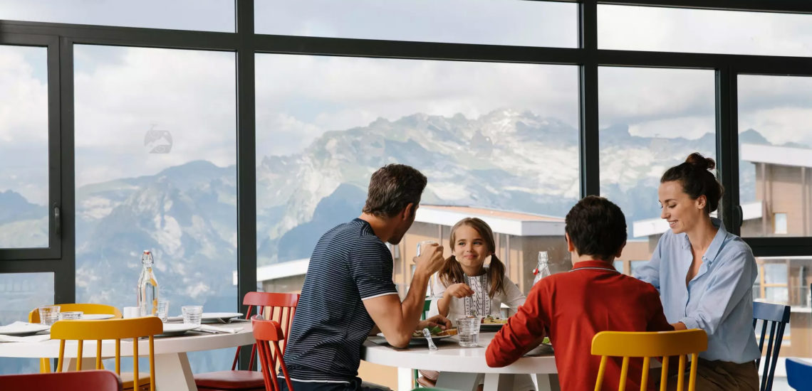 Club Med Samoëns, en France - Une petite famille prend un moment tous ensemble pour discuter et rire