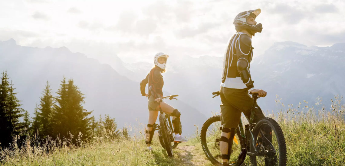 Club Med Samoëns, en France - Un couple font du VTT en pleine montagne, en journée